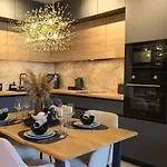 Luxury Designer I Meters To Gondola Lift I Sleeps 6 I Pool & Parking I バンスコ
