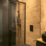 Luxury Designer I Meters To Gondola Lift I Sleeps 6 I Pool & Parking I バンスコ