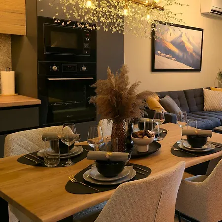 Daire Luxury Designer I Meters To Gondola Lift I Sleeps 6 I Pool & Parking I Bansko