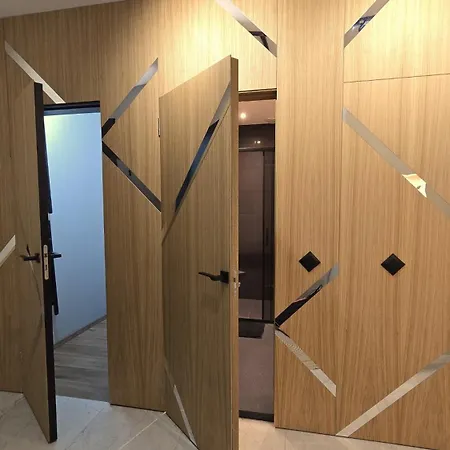 Luxury Designer I Meters To Gondola Lift I Sleeps 6 I Pool & Parking I