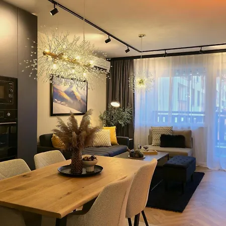 Luxury Designer I Meters To Gondola Lift I Sleeps 6 I Pool & Parking I Apartament