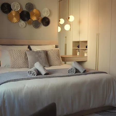 Daire Luxury Designer I Meters To Gondola Lift I Sleeps 6 I Pool & Parking I Bansko