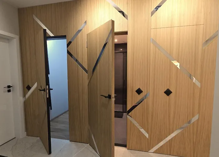 Luxury Designer I Meters To Gondola Lift I Sleeps 6 I Pool & Parking I