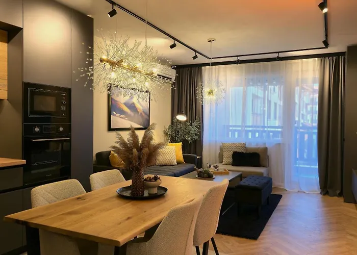 Luxury Designer I Meters To Gondola Lift I Sleeps 6 I Pool & Parking I Appartamento