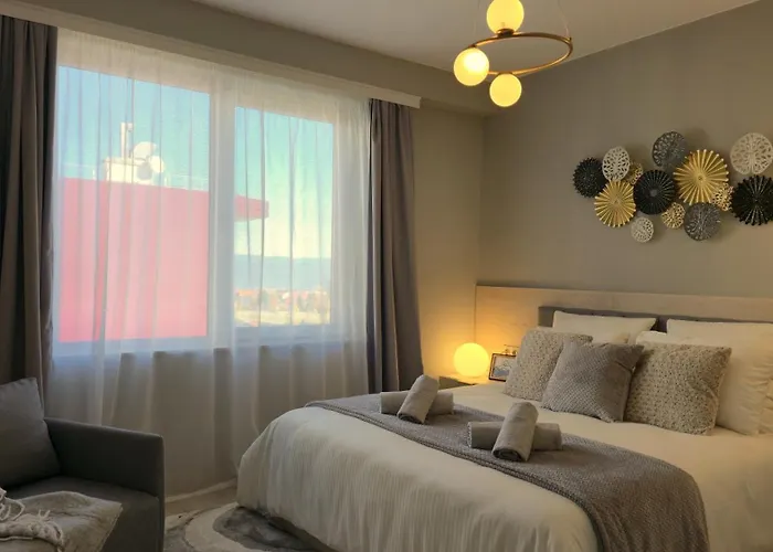 Appartamento Luxury Designer I Meters To Gondola Lift I Sleeps 6 I Pool & Parking I