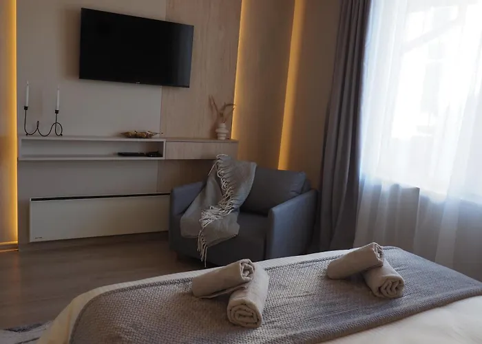 Luxury Designer I Meters To Gondola Lift I Sleeps 6 I Pool & Parking I Appartamento