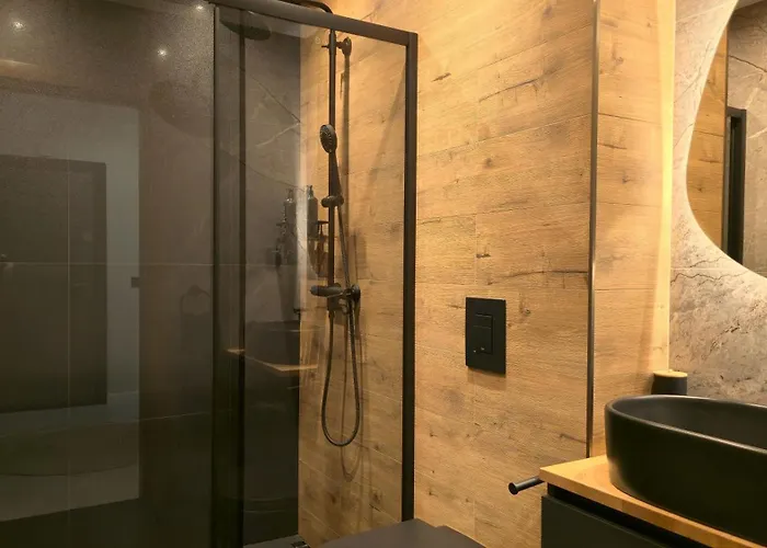 Luxury Designer I Meters To Gondola Lift I Sleeps 6 I Pool & Parking I Bansko