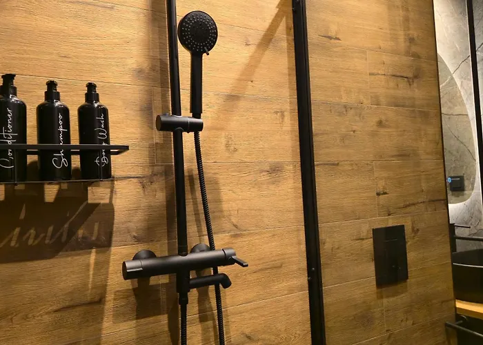 Luxury Designer I Meters To Gondola Lift I Sleeps 6 I Pool & Parking I Appartamento