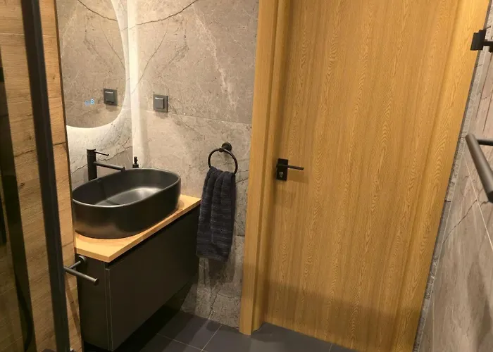 Luxury Designer I Meters To Gondola Lift I Sleeps 6 I Pool & Parking I