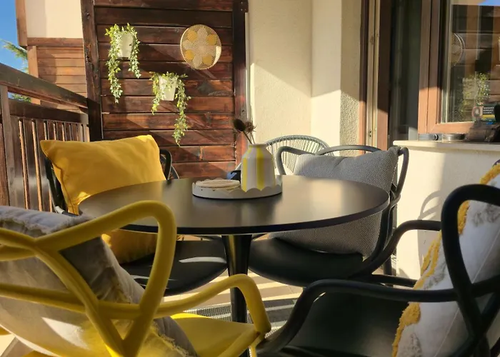 Appartamento Luxury Designer I Meters To Gondola Lift I Sleeps 6 I Pool & Parking I