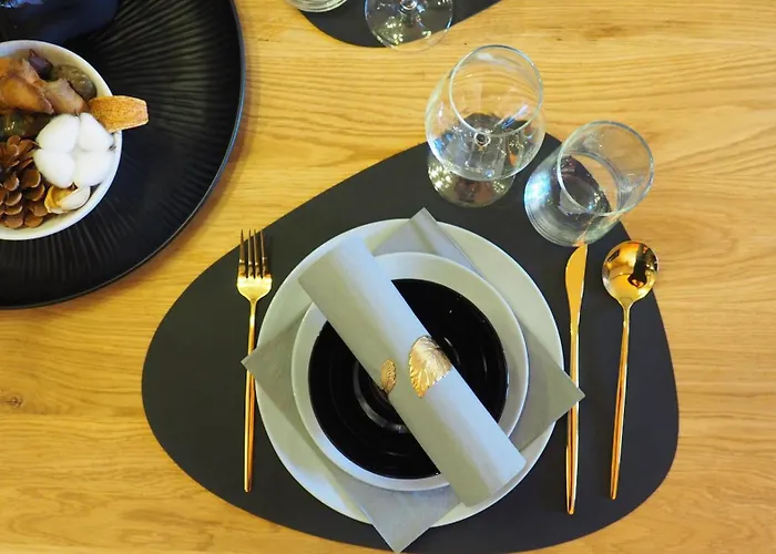 Luxury Designer I Meters To Gondola Lift I Sleeps 6 I Pool & Parking I