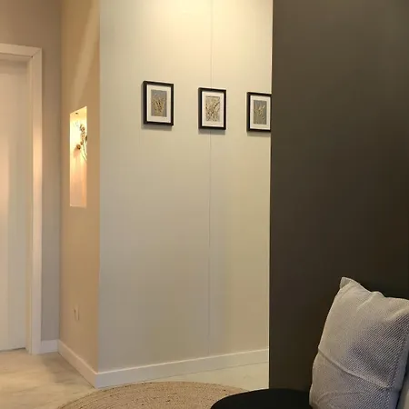 Luxury Designer I Meters To Gondola Lift I Sleeps 6 I Pool & Parking I Apartment *