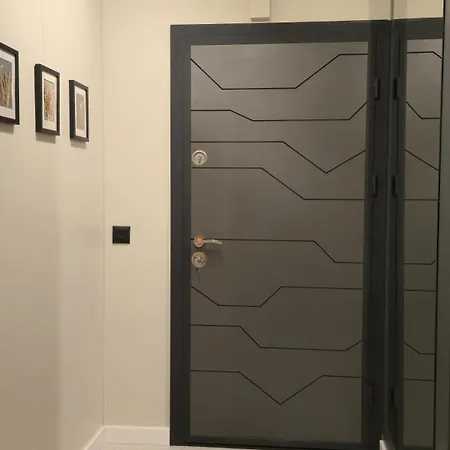 Luxury Designer I Meters To Gondola Lift I Sleeps 6 I Pool & Parking I Apartment *