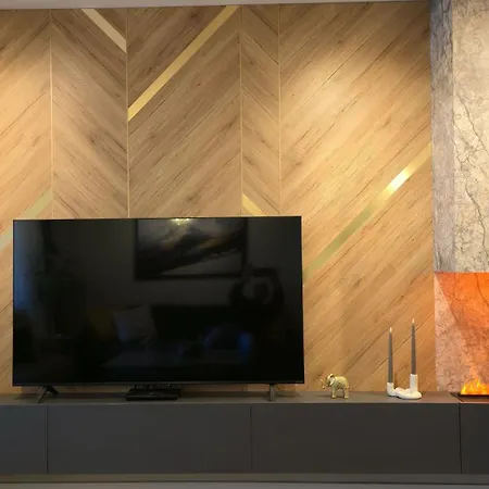 Luxury Designer I Meters To Gondola Lift I Sleeps 6 I Pool & Parking I