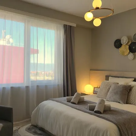 Apartment Luxury Designer I Meters To Gondola Lift I Sleeps 6 I Pool & Parking I